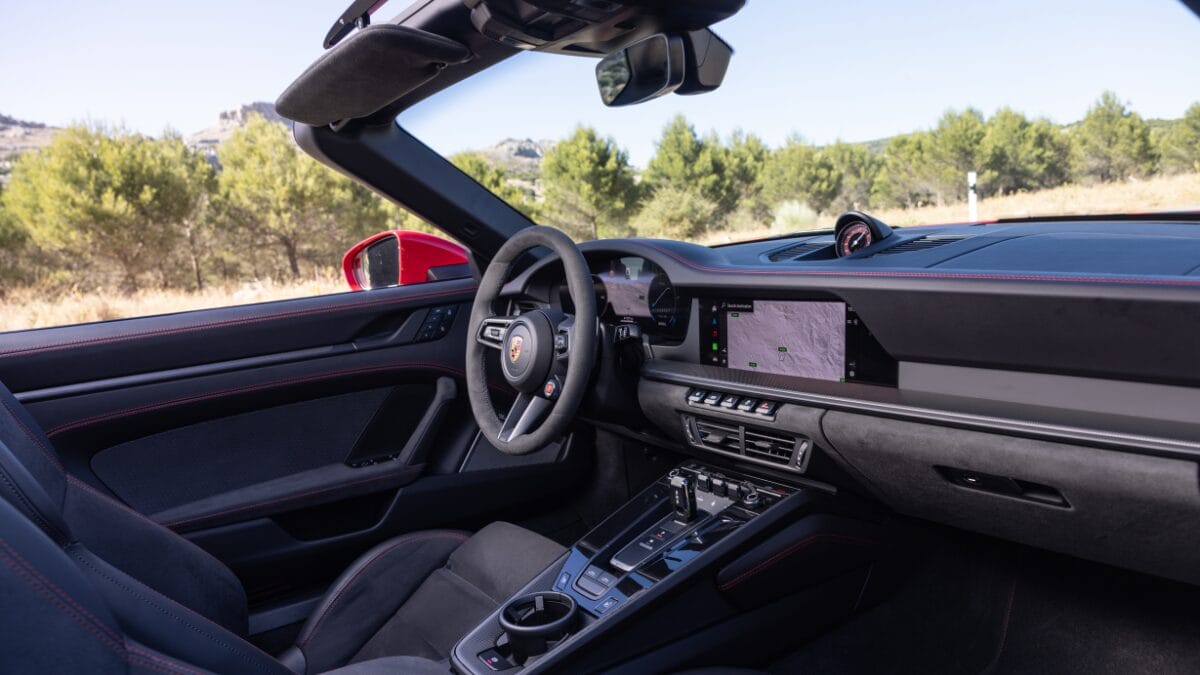 como &eacute; o interior de carro comprado por Leonardo