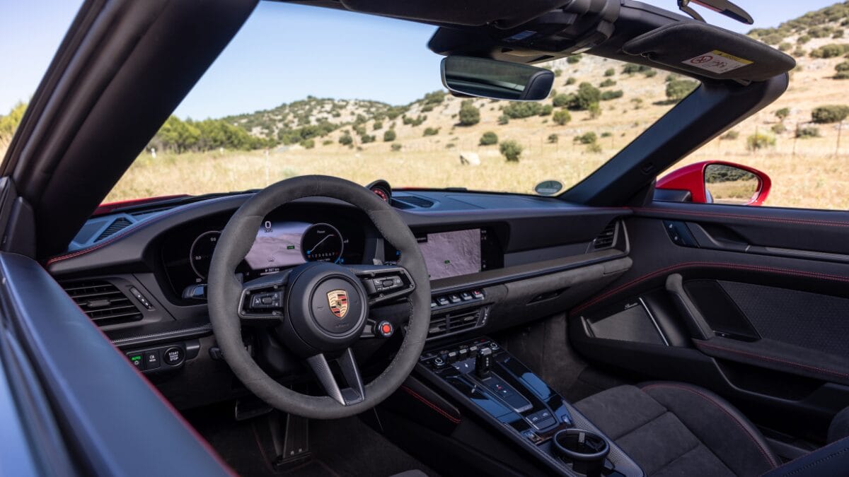 como &eacute; o interior de carro comprado por Leonardo