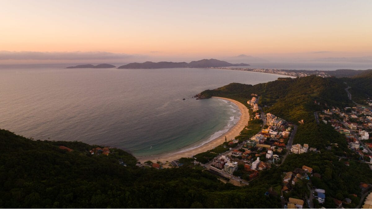 Conhe&ccedil;a as praias de Bombinhas