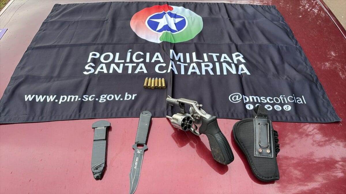 Arma, munição e faca apreendidas após prisão de suspeito em Chapecó