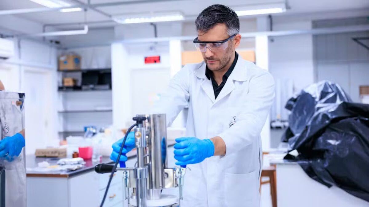 Guilherme Tavares e outros pesquisadores da Faculdade de Engenharia de Alimentos (FEA) da Unicamp desenvolveram um ingrediente funcional de alto valor agregado a partir do Gryllus assimilis. — Foto: Igor Alisson - Inova Unicamp