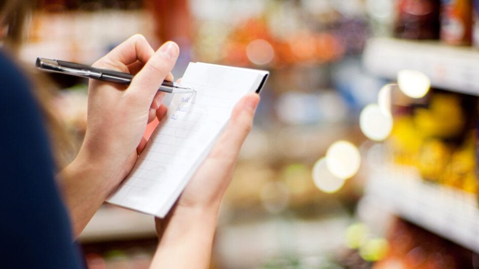Escrever a lista de compras no papel pode ajudar na memória e reduzir distrações (Foto: Freepik)