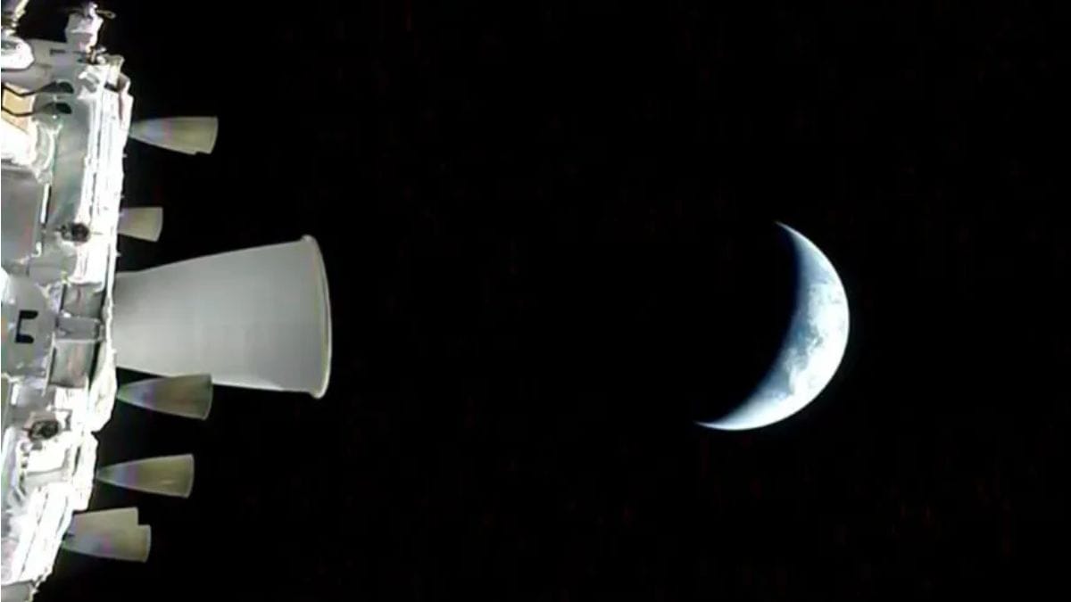 Vista da Terra da nave Orion, da NASA, que vai &agrave; Lua na Miss&atilde;o Artemis 2