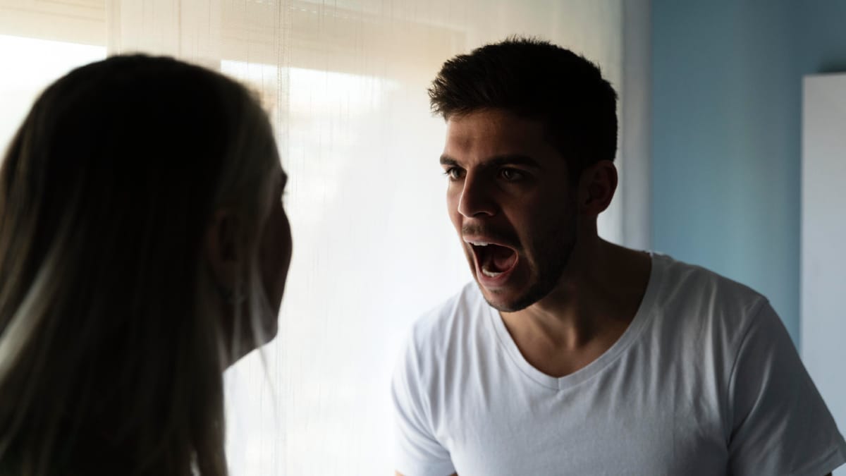 Homens aprendem a identificar padrões tóxicos e construir novas formas de agir (Foto: Freepik)