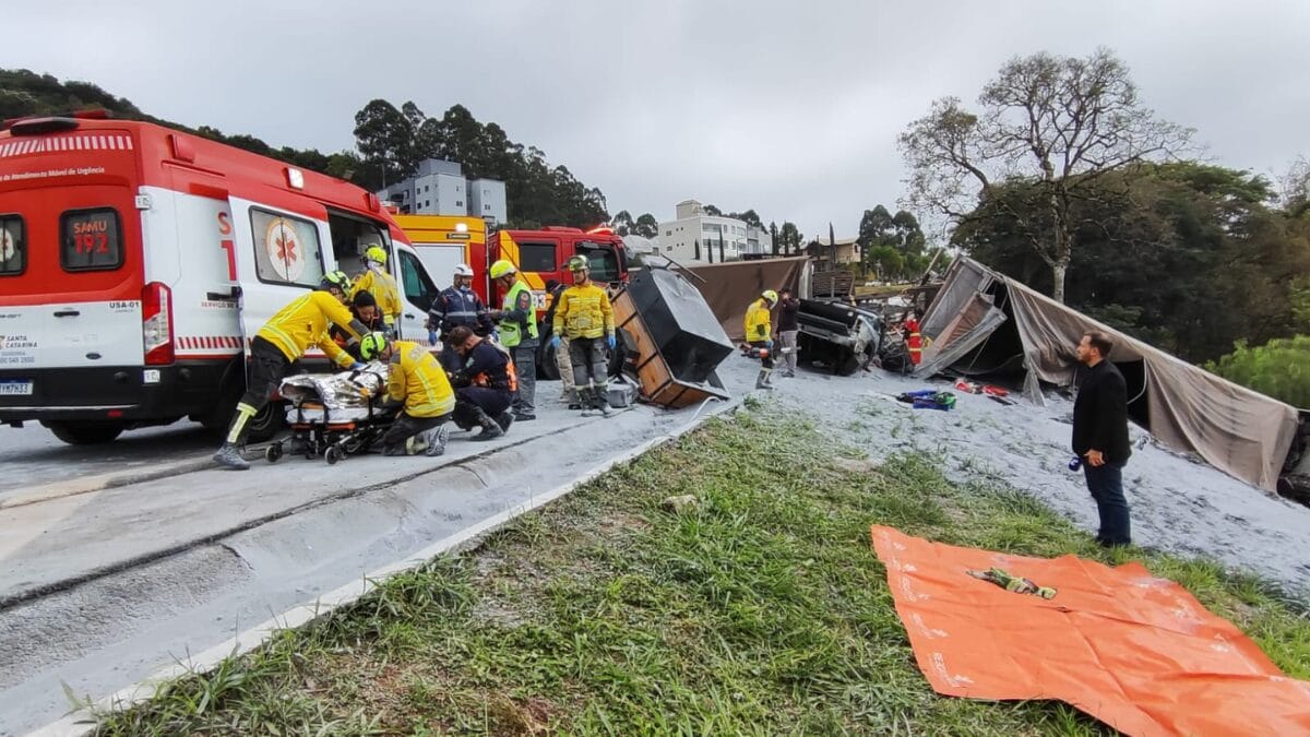 Grave acidente entre carreta e dois carros deixa 5 feridos e interdita totalmente a BR-282 em SC