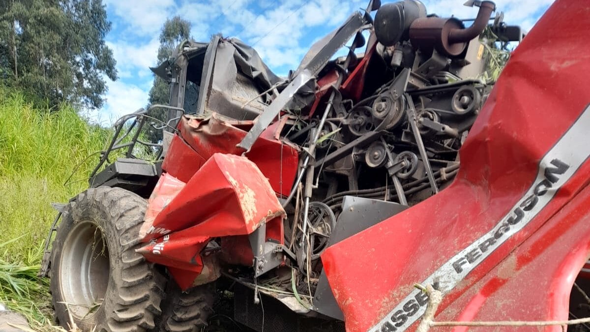 Motorista sobrevive após colheitadeira capotar e ficar destruída em SC