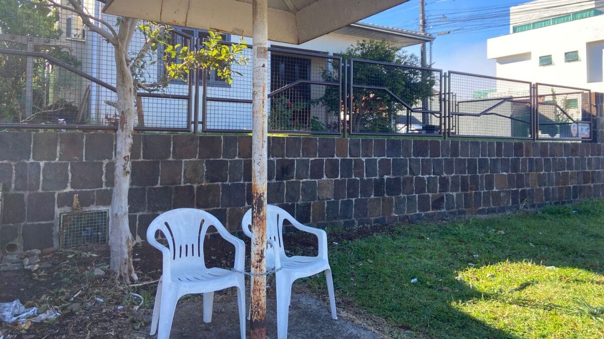 Com correntes e cadeiras plásticas, moradores criam "banco" em ponto de ônibus em SC