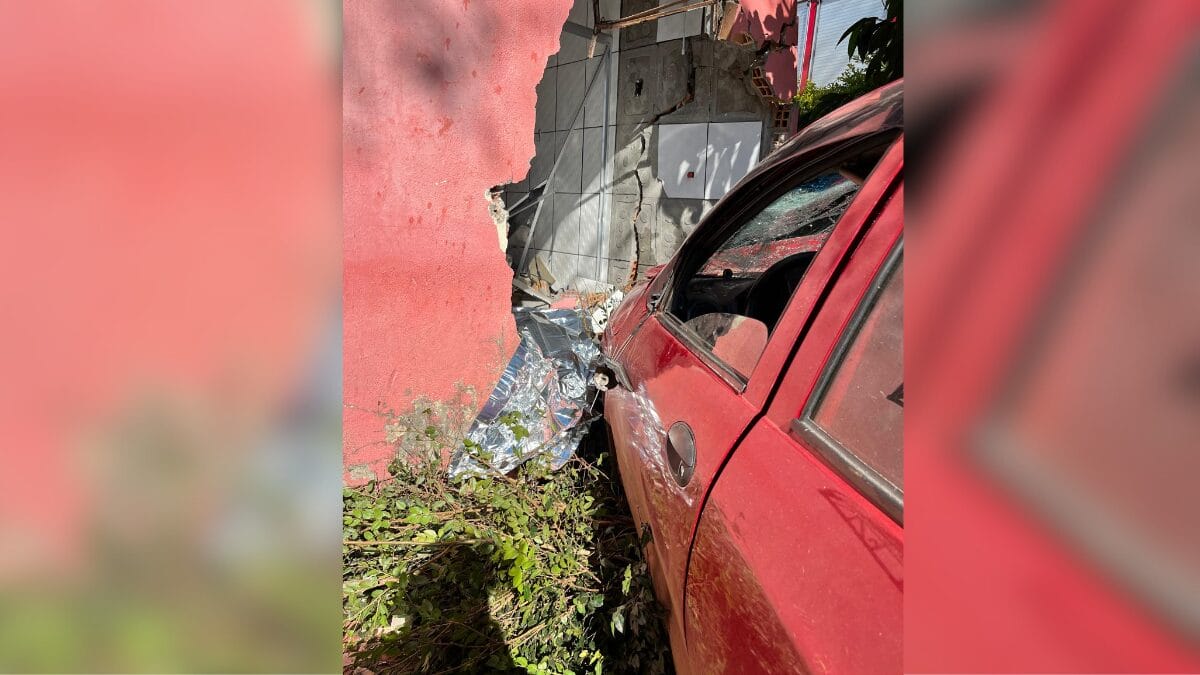 Carro colide contra casa e mata idoso de 80 anos em SC