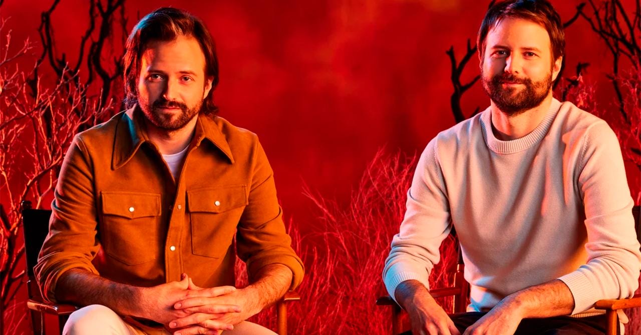 Os irm&atilde;os Duffer, criadores de Stranger Things, servem como produtores da s&eacute;rie (Imagem: Divulga&ccedil;&atilde;o / Netflix)
