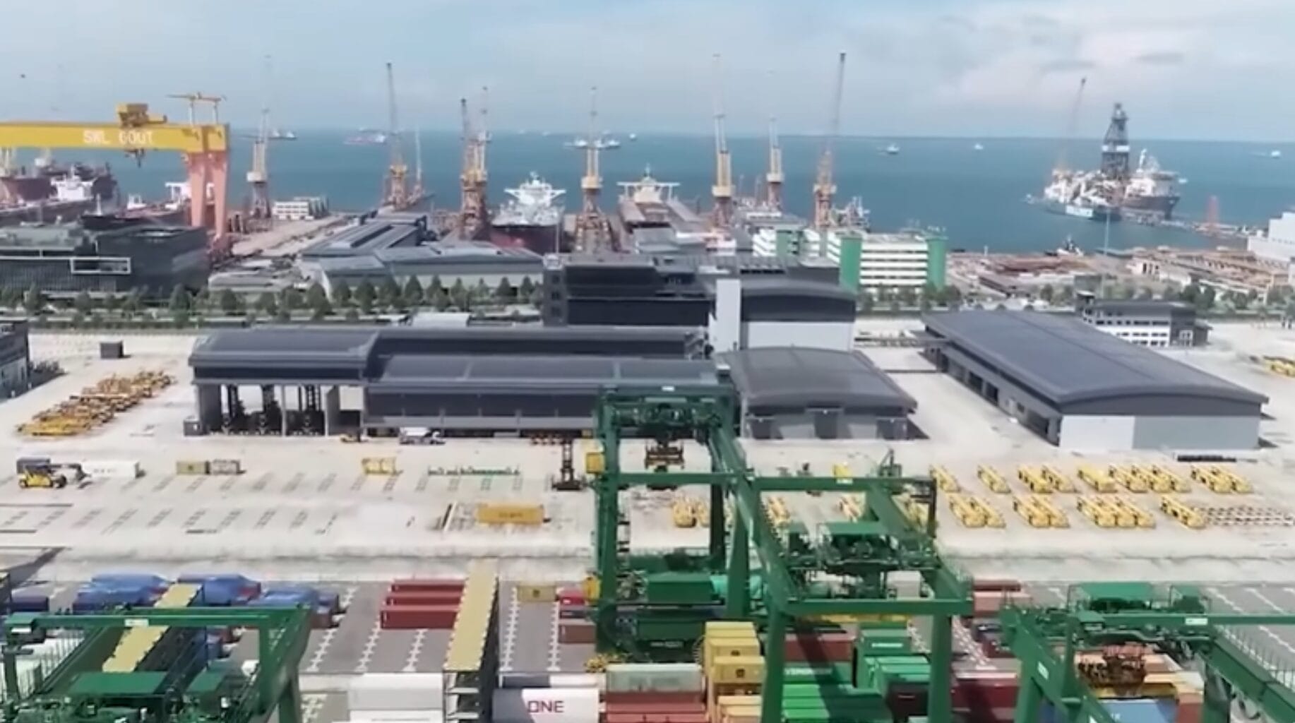 Quase 230 caixas gigantes de concreto, cada uma com a altura de um pr&eacute;dio de 10 andares, est&atilde;o formando um muro de conten&ccedil;&atilde;o para erguer um megaporto capaz de movimentar 65 milh&otilde;es de cont&ecirc;ineres por ano.