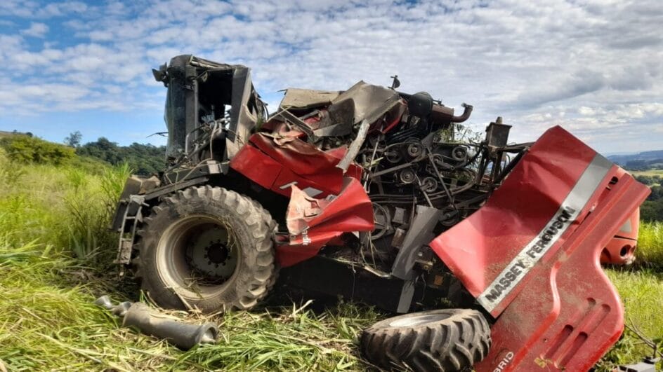 Motorista sobrevive após colheitadeira capotar e ficar destruída em SC