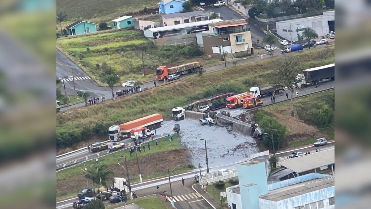 Grave acidente entre carreta e dois carros deixa 5 feridos e interdita totalmente a BR-282 em SC