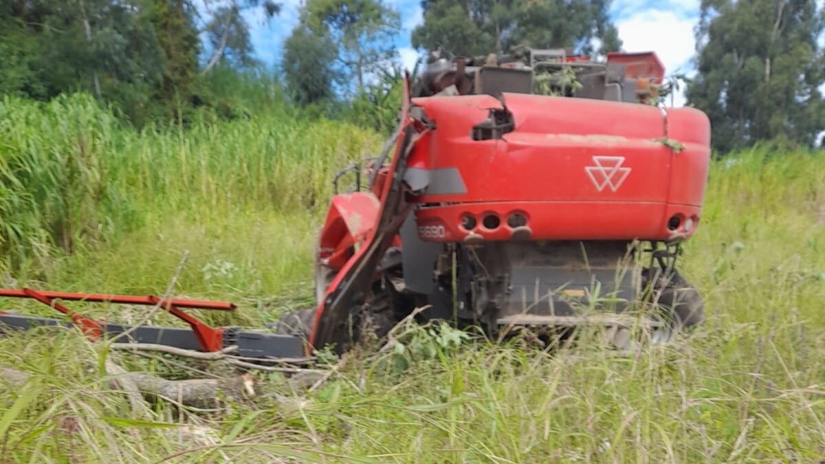 Motorista sobrevive após colheitadeira capotar e ficar destruída em SC