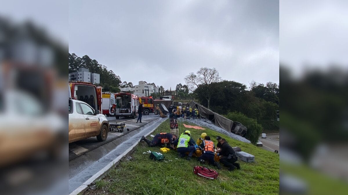 Grave acidente entre carreta e dois carros deixa 5 feridos e interdita totalmente a BR-282 em SC