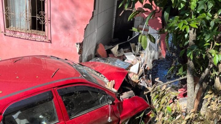Carro colide contra casa e mata idoso de 80 anos em SC
