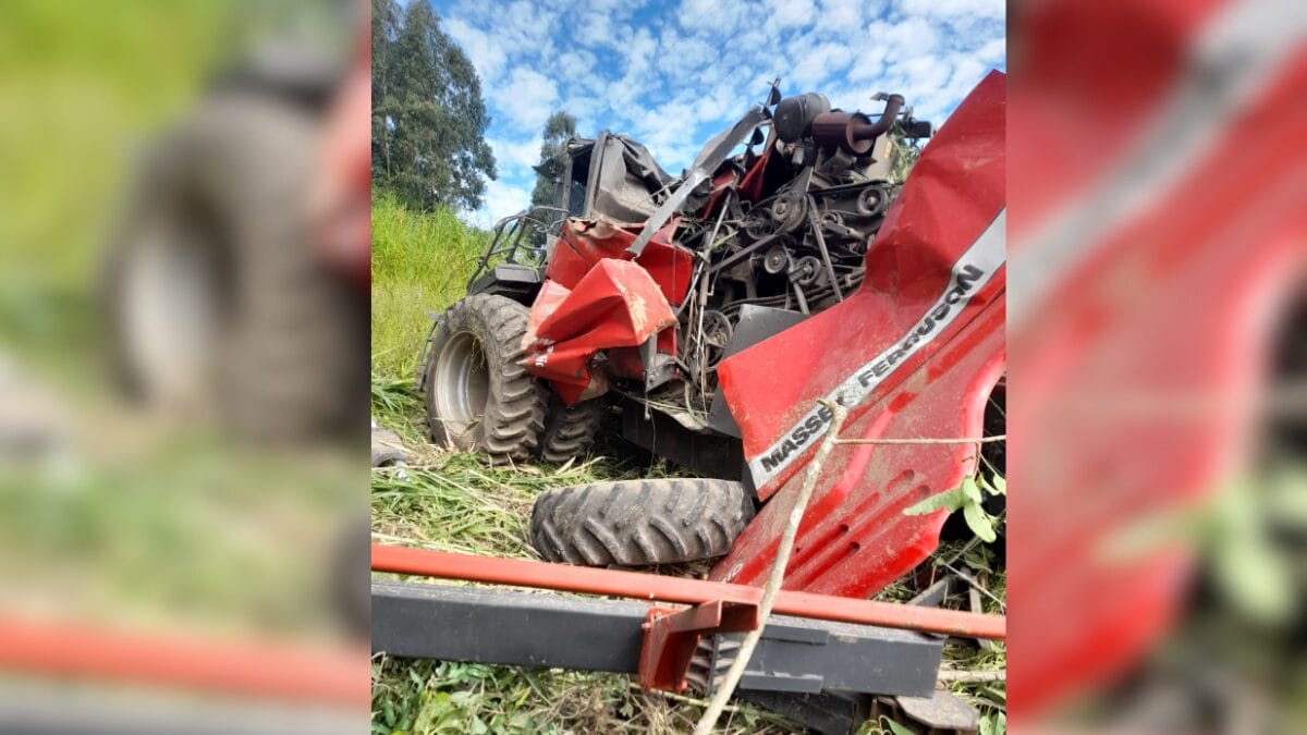 Motorista sobrevive após colheitadeira capotar e ficar destruída em SC