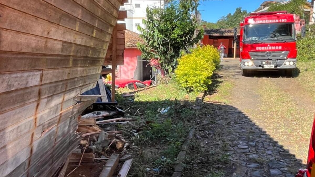 Carro colide contra casa e mata idoso de 80 anos em SC