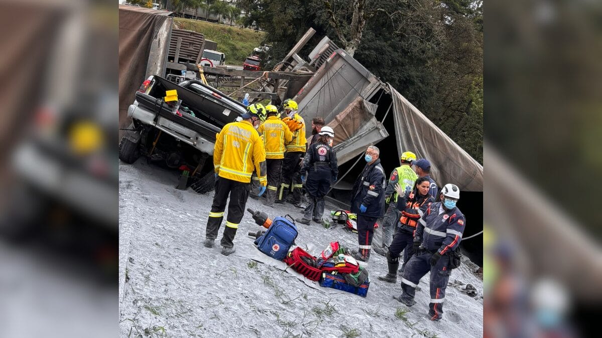 Grave acidente entre carreta e dois carros deixa 5 feridos e interdita totalmente a BR-282 em SC