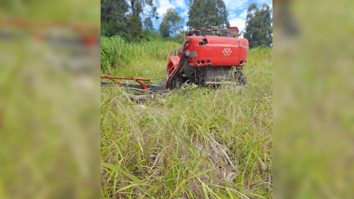Motorista sobrevive após colheitadeira capotar e ficar destruída em SC