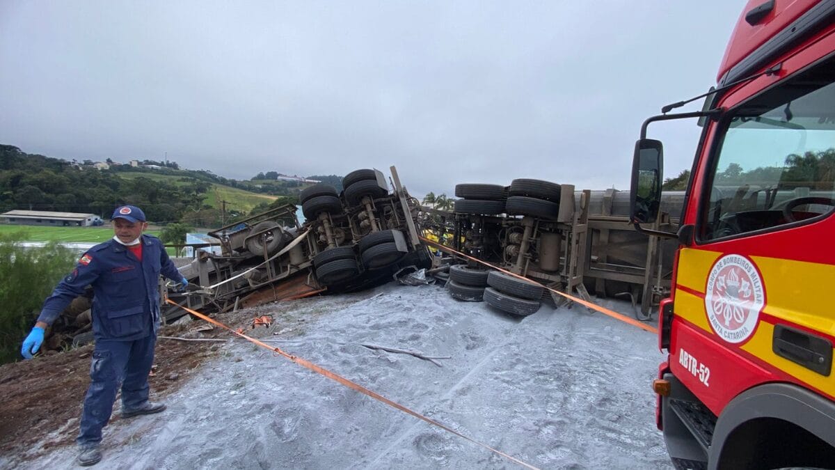 Grave acidente entre carreta e dois carros deixa 5 feridos e interdita totalmente a BR-282 em SC