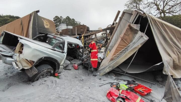 Grave acidente entre carreta e dois carros deixa 5 feridos e interdita totalmente a BR-282 em SC