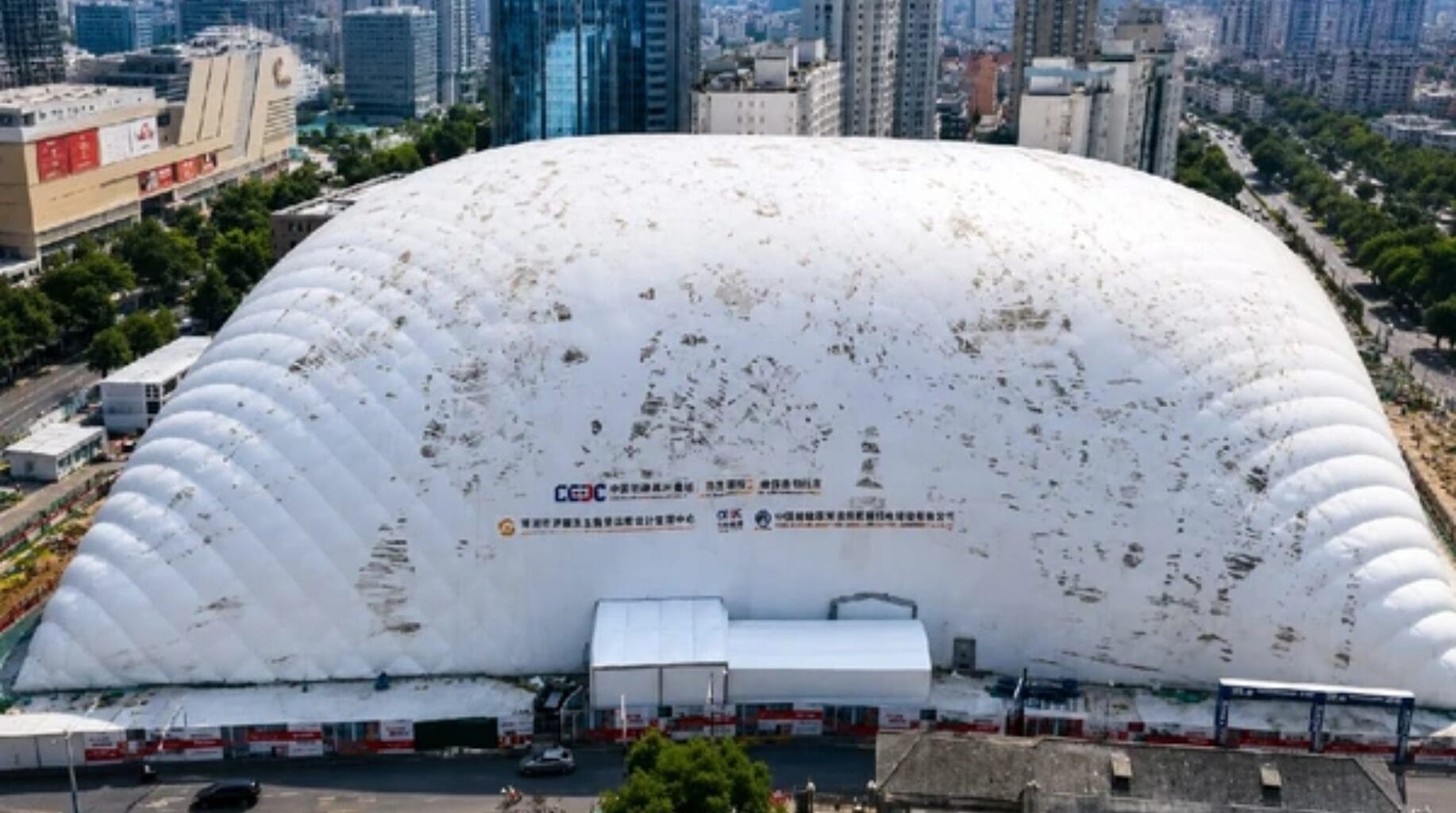 O uso dessa tecnologia reduz a poeira gerada pelas obras em até 90% e diminui os ruídos em até 40 decibéis