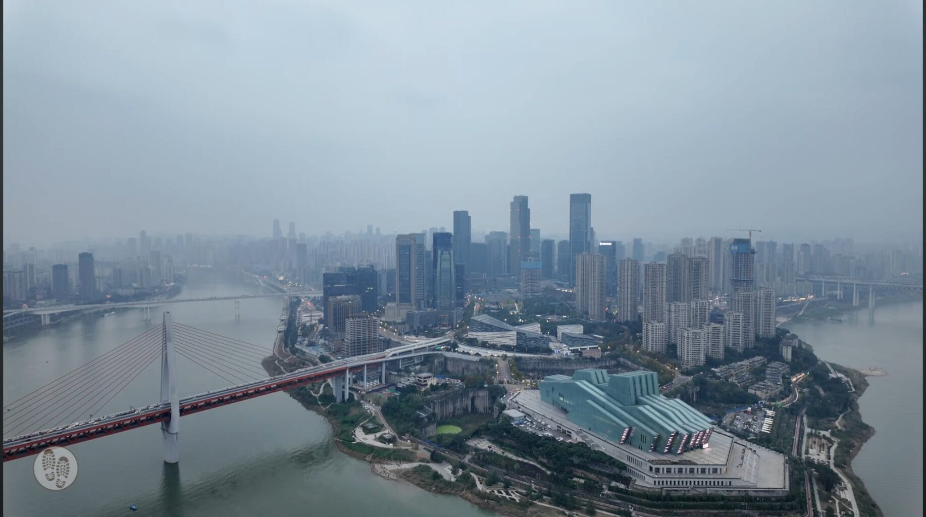 A China fez de novo_ construiu um arranha-céu horizontal de 300 metros sobre quatro edifícios