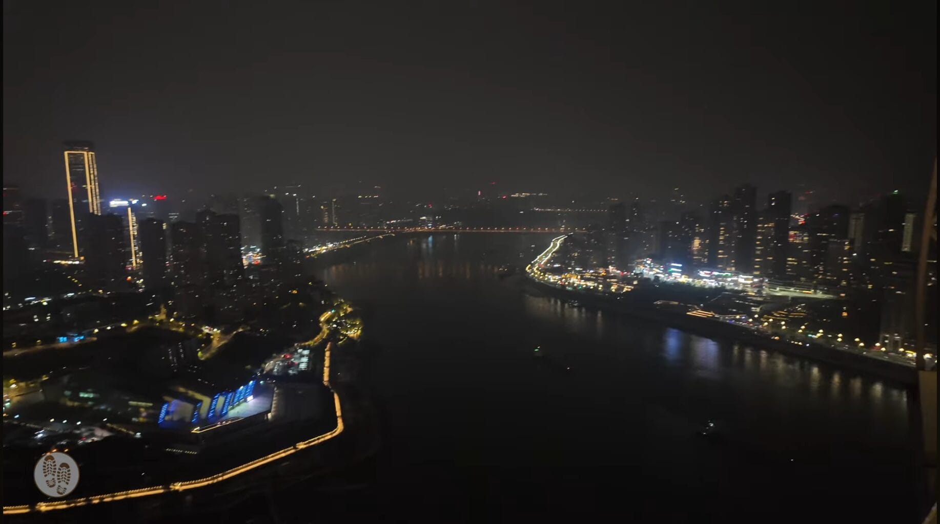 A China fez de novo_ construiu um arranha-céu horizontal de 300 metros sobre quatro edifícios