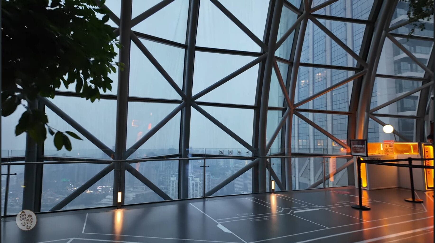 A China fez de novo_ construiu um arranha-céu horizontal de 300 metros sobre quatro edifícios