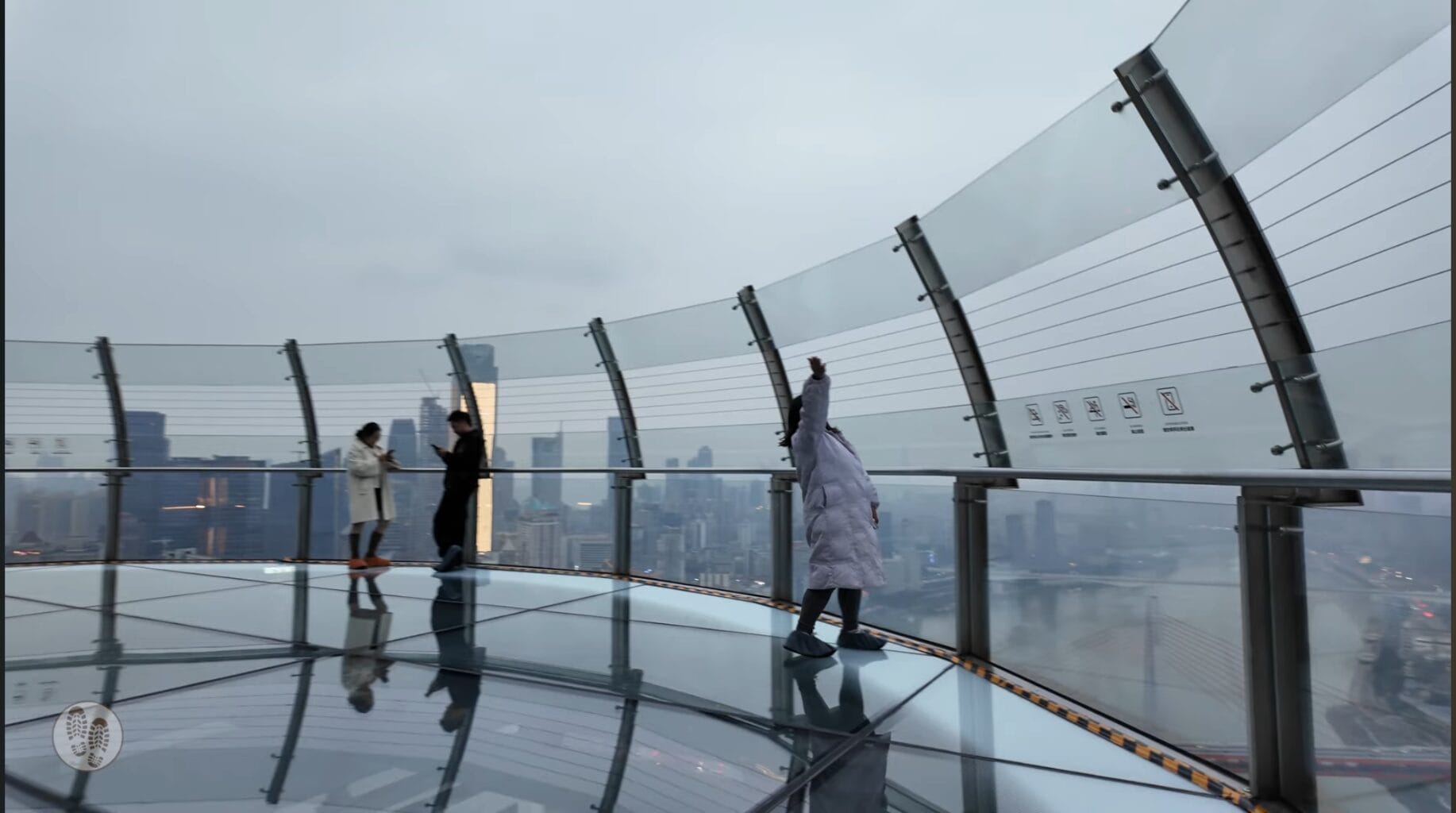 A China fez de novo_ construiu um arranha-céu horizontal de 300 metros sobre quatro edifícios