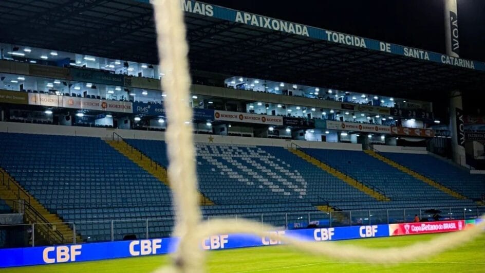 Partida acontece no estádio da Ressacada, em Florianópolis (Foto: Fernando Bueno, Corinthians)