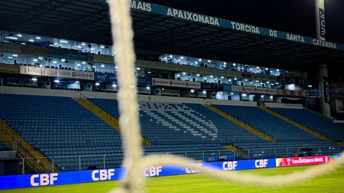 Partida acontece no estádio da Ressacada, em Florianópolis (Foto: Fernando Bueno, Corinthians)