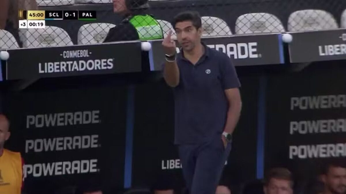 Abel Ferreira mostra dedo do meio durante jogo do Palmeiras pela Libertadores (Foto: Reprodução, transmissão)