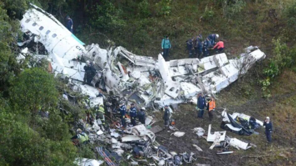 imagem dos destroços do avião após o acidente da chapecoense