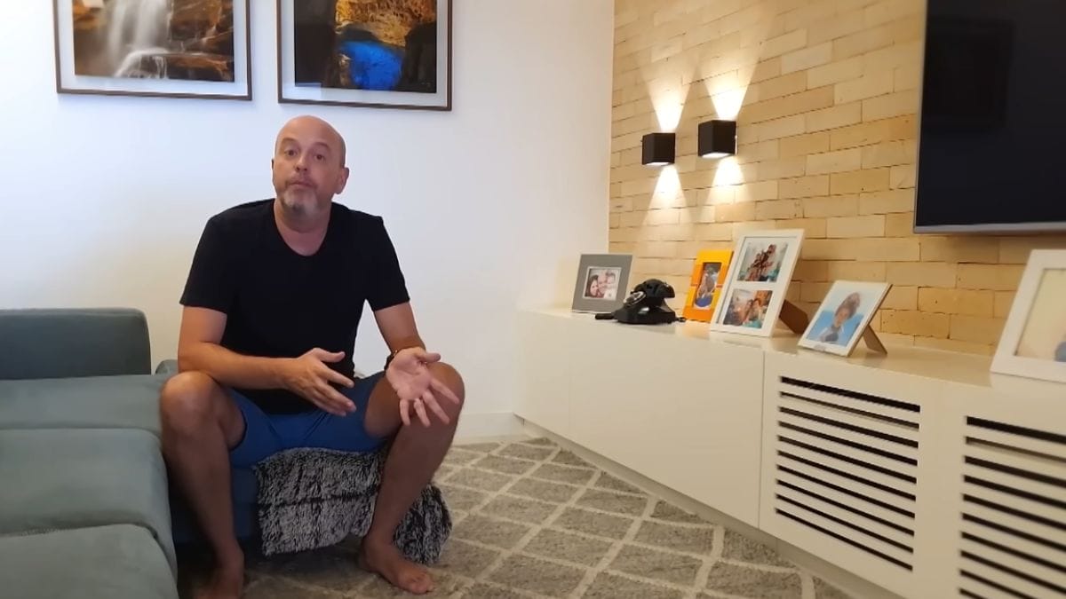 Alex Escobar revela os detalhes de seu apartamento familiar no Rio de Janeiro (Foto: Casa GNT, Reprodução)