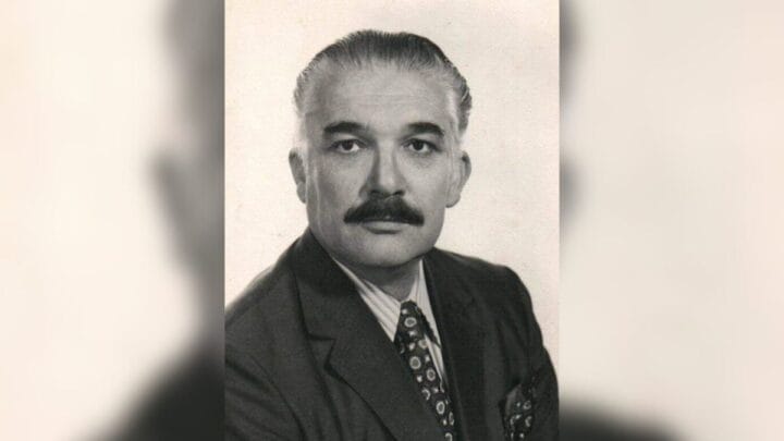 Foto em preto e branco de homem branco de bigode e cabelo grisalho