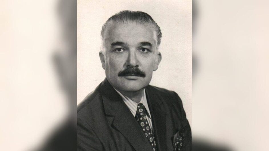 Foto em preto e branco de homem branco de bigode e cabelo grisalho
