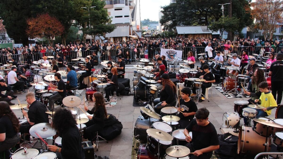 Grupo de bateristas em apresentação ao ar livre