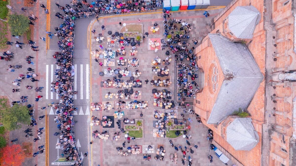 Vista aérea do festival de bateristas e do público ao redor