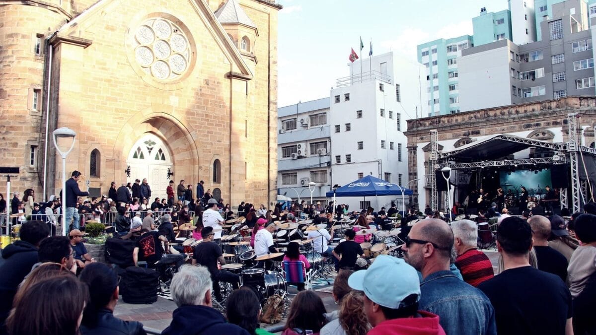 Foto ampliada do festival de bateristas, mostrando a Catedral Diocesana de Lages