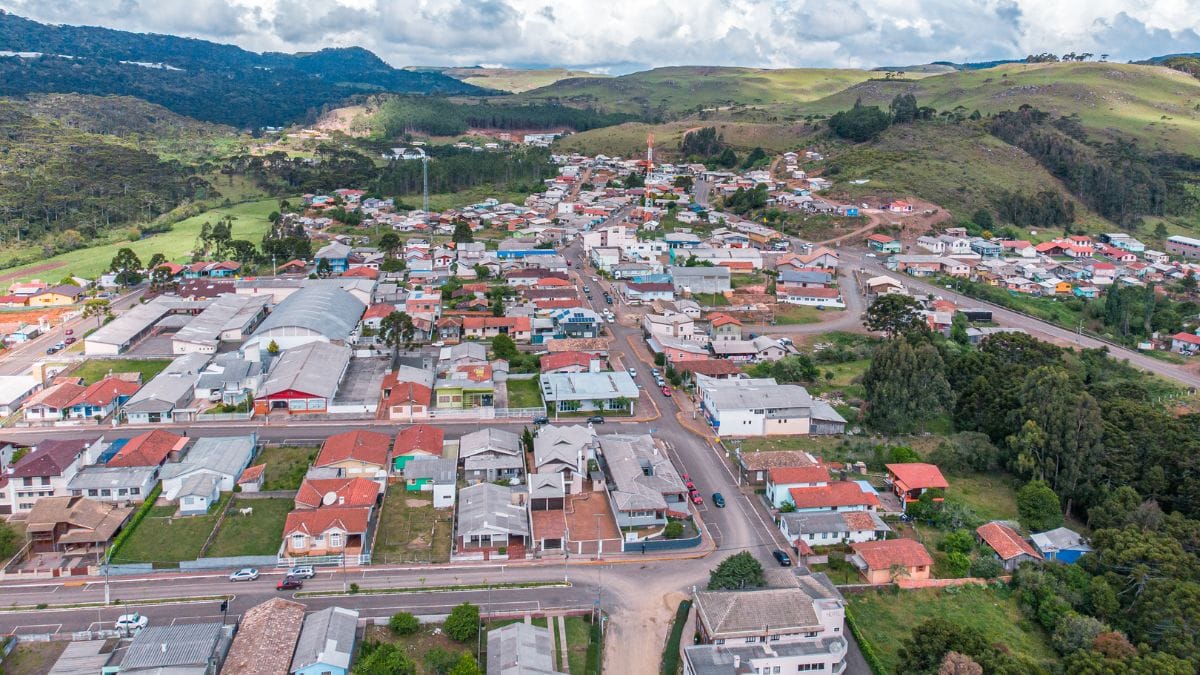 Vista a&eacute;rea da cidade de Bom Jardim da Serra mostrando &aacute;rea urbana e residencial