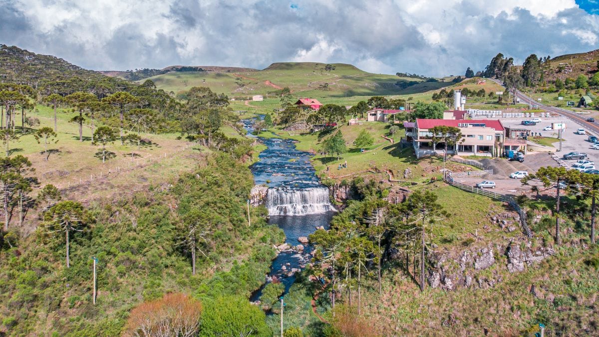 Vista a&eacute;rea da cidade de Bom Jardim da Serra mostrando cachoeira