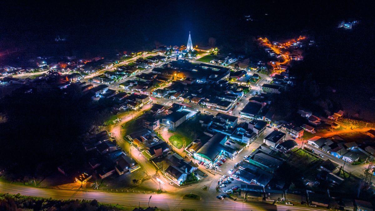 Vista a&eacute;rea da cidade de Bom Jardim da Serra durante a noite
