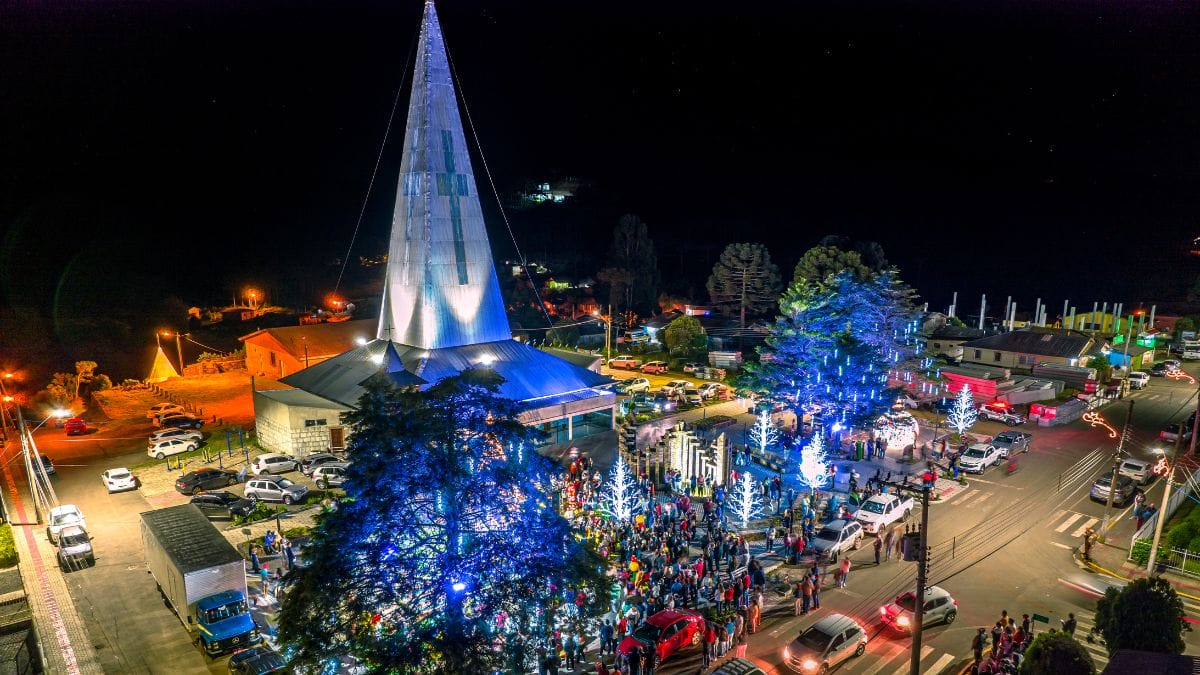 Vista a&eacute;rea da cidade de Bom Jardim da Serra mostrando igreja