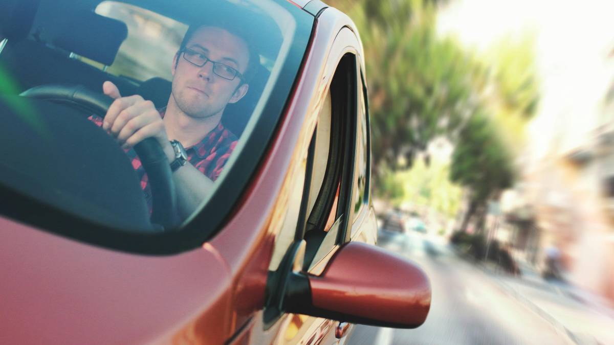 Um descuido simples pode resultar em multa e pontos (Foto: Pexels)