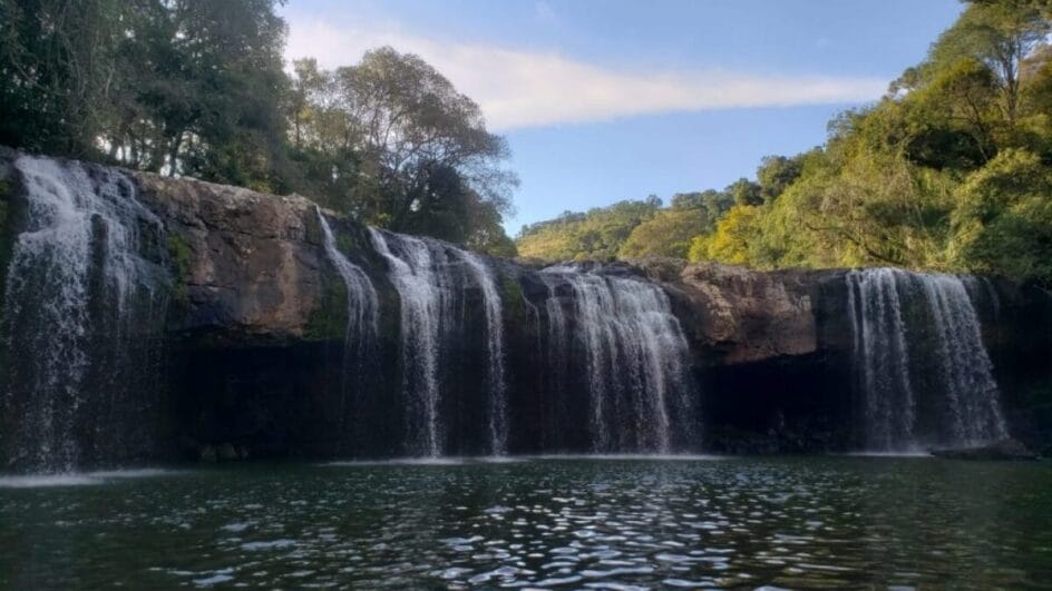 Cachoeira em um dia ensolarado