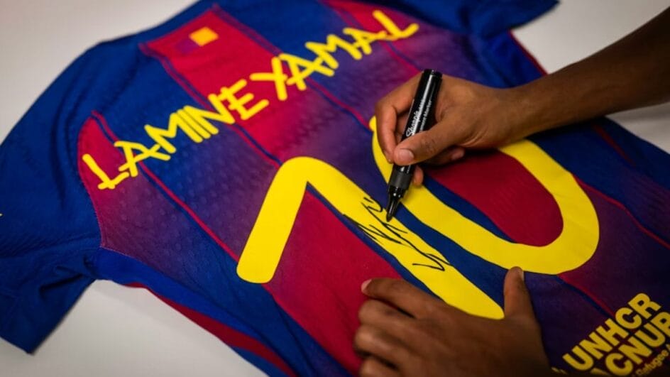 Camiseta é autografada por Lamine Yamal, craque espanhol do clube catalão (Foto: MWS, Divulgação)