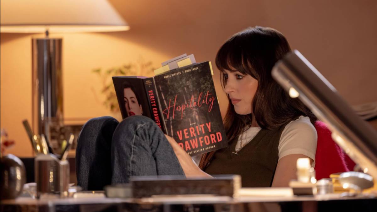 Uma escritora em crise recebe a oportunidade de terminar uma famosa s&eacute;rie de livros (Foto: Reprodu&ccedil;&atilde;o/ IMDb)