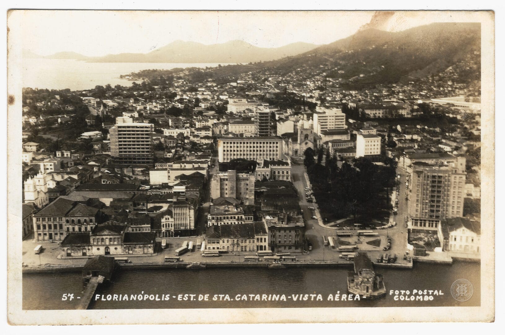 Centro hist&oacute;rico de Florian&oacute;polis, capturado a partir da Ba&iacute;a Sul em dire&ccedil;&atilde;o ao Morro da Cruz