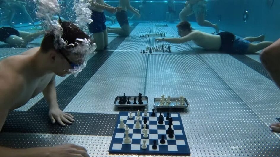 Partidas são disputadas embaixo da água (Foto: Britclip, Reprodução, Youtube)